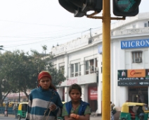 mdgl_000 Mellan de gröna ljusen Under några dagar i januari 2008 följde ja några barn som jobbade med att göra konstrer vid trafikljusen på Connaught place i centrala...