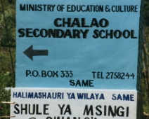 tanzania016 Den nymålade skolskylten i Chome.