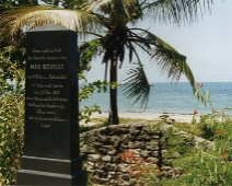 tanzania13 Tyska kyrkogården i Bagamoyo. "Here rests in God Second Lieutenant Max Schelle of the S.M. Cruiser Schwalbe. Fell on 19 May 1889 at age 24 while storming a...