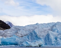 Moreno_017 Perito Moreno Glacier - En rad med glaciär vamdrare på vänster kant av glaciären.